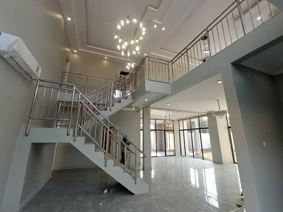 Escalier intérieur, résidence Golf Battan